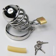 Металлическая клетка с катетером на пенис