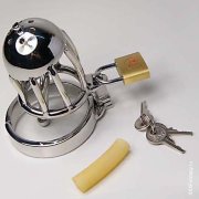 Мужской пояс целомудрия с уретральным катетером