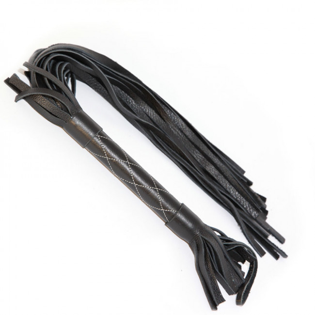 Многохвостая плетка с белой прострочкой