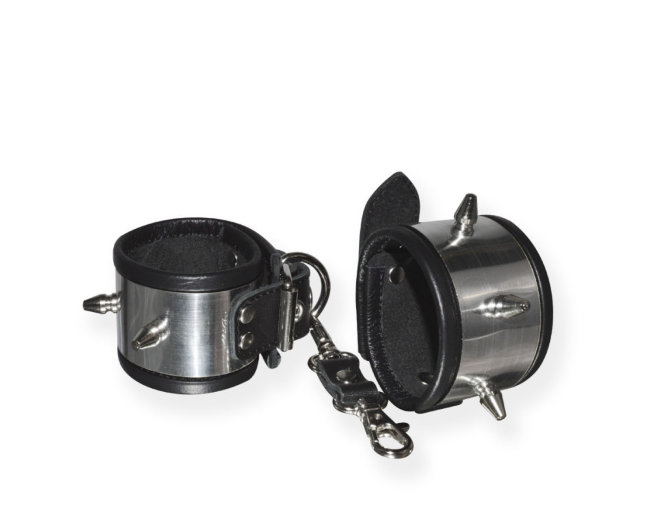 Наручники с декоративной отделкой под металл с массивными шипами