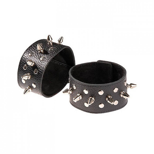 Напульсники кожаные с шипами