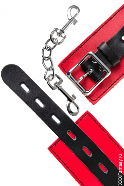 Оковы на ноги из красно-черной кожи