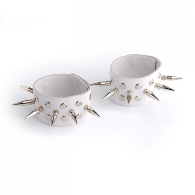 Напульсники из кожи с металлическими шипами