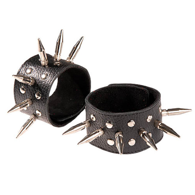 Напульсники из кожи с металлическими шипами