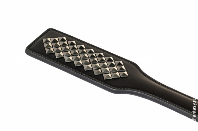 Двухсторонняя шлёпалка с металлическими клепками