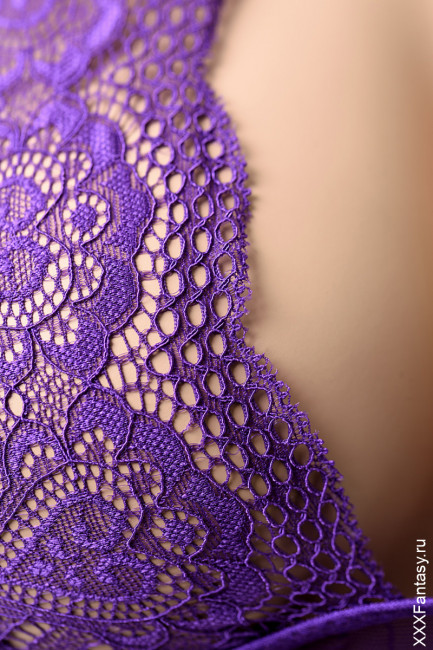 Кружевное боди с глубоким фигурным декольте