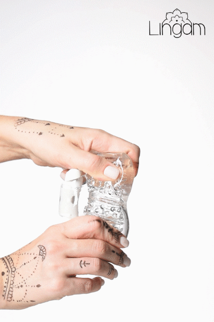 Нереалистичный прозрачный мастурбатор с вибрацией