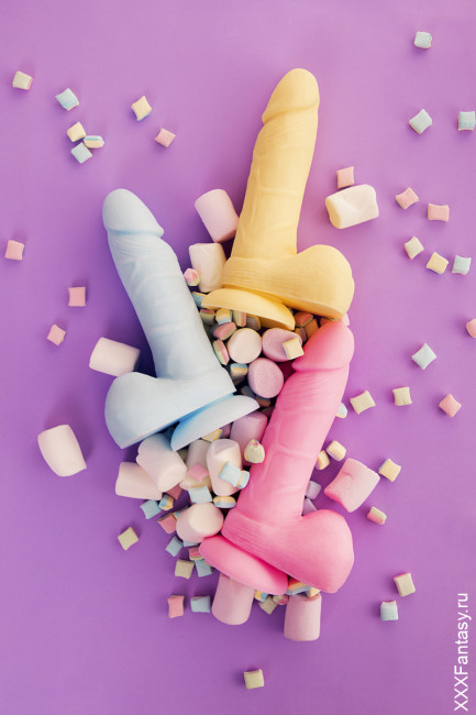 Цветной силиконовый фаллоимитатор на присоске