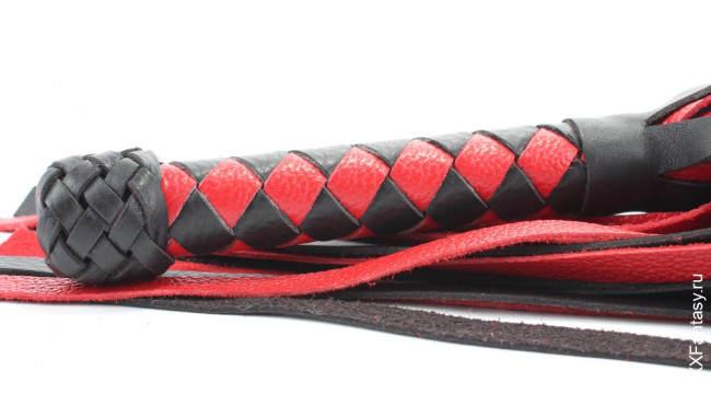 Красно черная многохвостая плеть Красно черная многохвостая плеть
