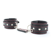 Оковы на ноги с красной строчкой Оковы на ноги с красной строчкой