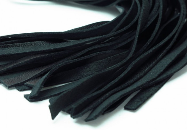 Дизайнерский флогер из натуральной кожи с плюшевой окантовкой Дизайнерский флогер из натуральной кожи с плюшевой окантовкой