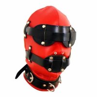 Красный шлем на голову с черными ремнями