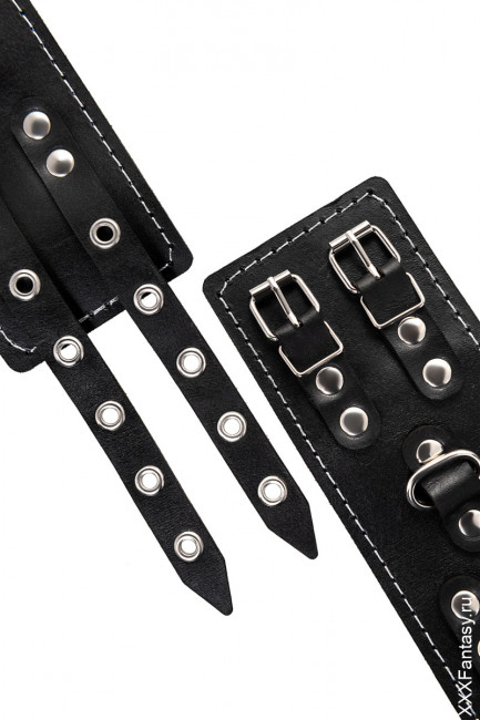 Кожаные наручники с двумя ремнями и красной подкладкой Кожаные наручники с двумя ремнями и красной подкладкой