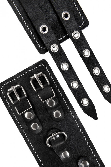 Оковы с двумя ремнями и красной подкладкой