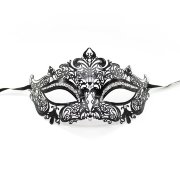 Кружевная маска на лицо
