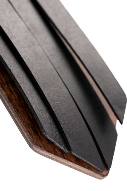 Деревянный падл с кожаными полосками Деревянный падл с кожаными полосками